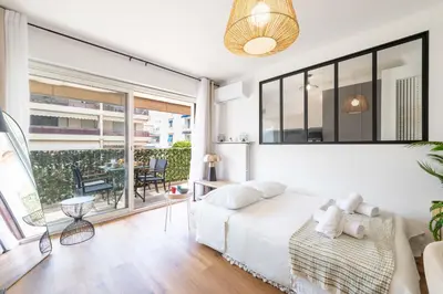 Coin salon dans l'établissement 1-Br with Terrace Palm Beach Close to Beaches