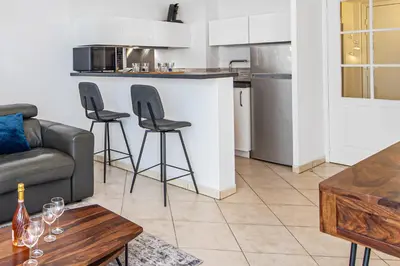 Cuisine ou kitchenette dans l'établissement Joli deux pièces - Quartier Pointe Croisette - EC