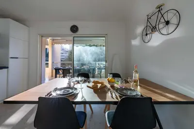 Cuisine ou kitchenette dans l'établissement 3P Résidence avec piscine proche Croisette