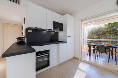 Cuisine ou kitchenette dans l'établissement 3P Résidence avec piscine proche Croisette