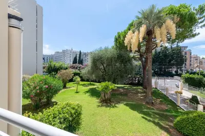 Jardin de l'établissement 3P Résidence avec piscine proche Croisette