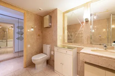 Salle de bains dans l'établissement 3P Résidence avec piscine proche Croisette