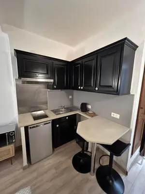 Cuisine ou kitchenette dans l'établissement Studio dans le vieil Antibes