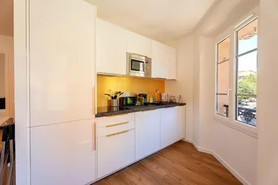 Cuisine ou kitchenette dans l'établissement 3 Chambres - Central - Plage à 10 min - Lumineux
