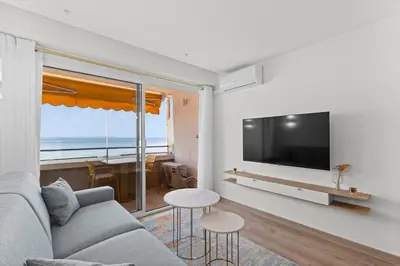 Télévision ou salle de divertissement dans l'établissement Front de Mer Le soleil Centre Juan Les Pins