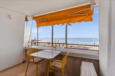 Vue générale sur la mer ou vue sur la mer prise depuis l'appartement