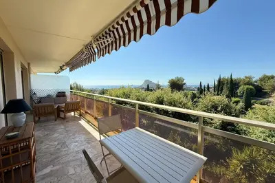 Balcon ou terrasse dans l'établissement Beautiful 2-bedroom apartment with sea view - swimming pool - tennis court
