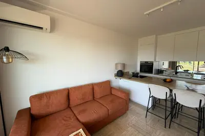 Coin salon dans l'établissement Beautiful 2-bedroom apartment with sea view - swimming pool - tennis court