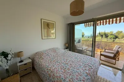 Un ou plusieurs lits dans un hébergement de l'établissement Beautiful 2-bedroom apartment with sea view - swimming pool - tennis court