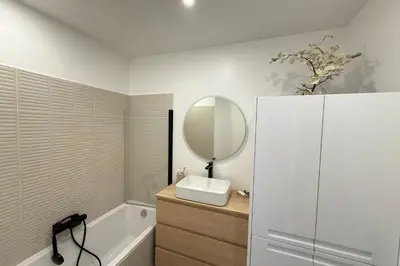 Salle de bains dans l'établissement Beautiful 2-bedroom apartment with sea view - swimming pool - tennis court