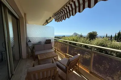 Balcon ou terrasse dans l'établissement Beautiful 2-bedroom apartment with sea view - swimming pool - tennis court
