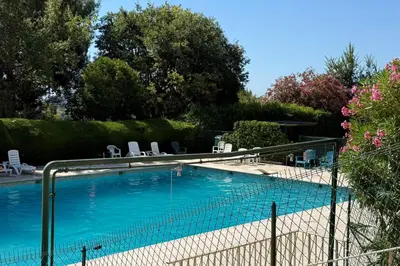 Piscine de l'établissement Beautiful 2-bedroom apartment with sea view - swimming pool - tennis court ou située à proximité