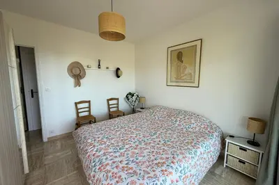 Un ou plusieurs lits dans un hébergement de l'établissement Beautiful 2-bedroom apartment with sea view - swimming pool - tennis court