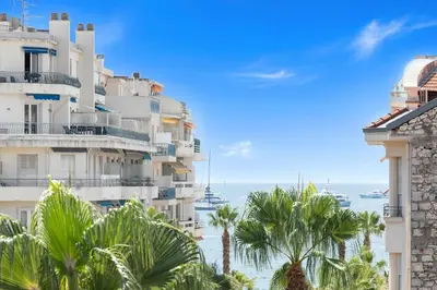Vue générale sur la mer ou vue sur la mer prise depuis l'appartement