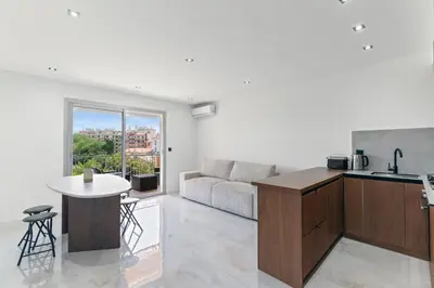 Cuisine ou kitchenette dans l'établissement Les étoiles centre Juan Les Pins 6 couchages