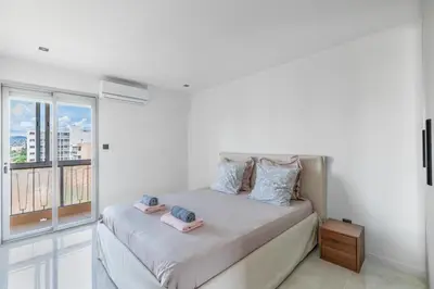 Un ou plusieurs lits dans un hébergement de l'établissement Les étoiles centre Juan Les Pins 6 couchages