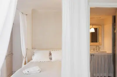 Salle de bains dans l'établissement CG Armenonville White