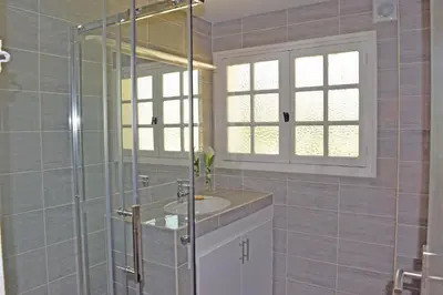 Salle de bains dans l'établissement Villa Super Cannes avec vue mer