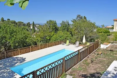 Piscine de l'établissement Villa Super Cannes avec vue mer ou située à proximité