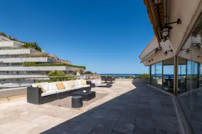 Vue générale sur la mer ou vue sur la mer prise depuis l'appartement