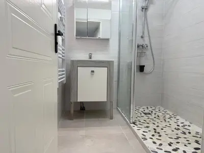 Salle de bains dans l'établissement Golfe-Juan Gem, Pool & Beach