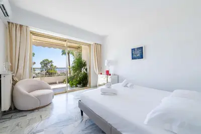 Un ou plusieurs lits dans un hébergement de l'établissement Spacious 1-Br with Sea View Residence with Pool Cannes