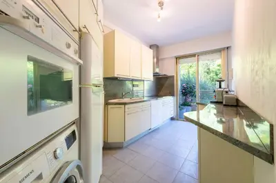 Cuisine ou kitchenette dans l'établissement Spacious 1-Br with Sea View Residence with Pool Cannes