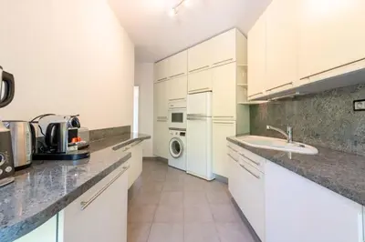 Cuisine ou kitchenette dans l'établissement Spacious 1-Br with Sea View Residence with Pool Cannes