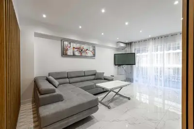 Télévision ou salle de divertissement dans l'établissement Gorgeous apartment - Near Beach - 2BR-6p