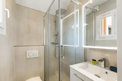 Salle de bains dans l'établissement La Gravette Coeur du vieil Antibes