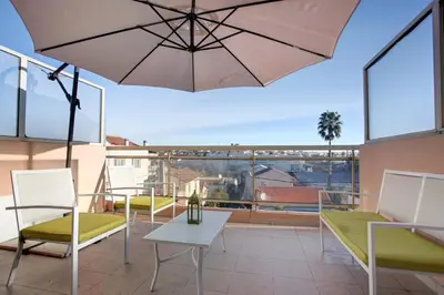 Balcon ou terrasse dans l'établissement Charmant 2 p, piscine, terrasse, aperçu mer, proximité Cannes, Antibes, Monaco