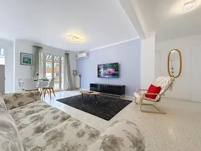 Télévision ou salle de divertissement dans l'établissement Cozy Apartment in Antibes