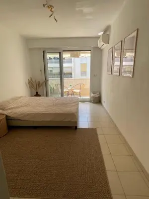Un ou plusieurs lits dans un hébergement de l'établissement Le Niquet spacious 2-bedroom apartment in the heart of Antibes