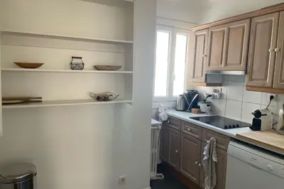 Cuisine ou kitchenette dans l'établissement Le Niquet spacious 2-bedroom apartment in the heart of Antibes
