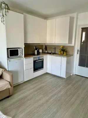 Cuisine ou kitchenette dans l'établissement Nid douillet près de la Croisette