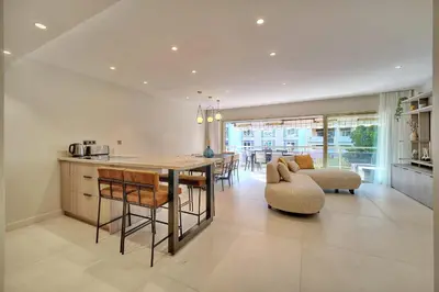 Cuisine ou kitchenette dans l'établissement REF 1442 - Cannes Center - Apartment for rent