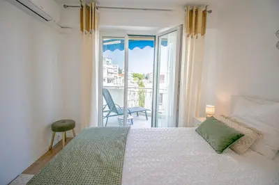 Un ou plusieurs lits dans un hébergement de l'établissement Bright 1Bedroom Apartment, Steps to Juan les Pins Beach