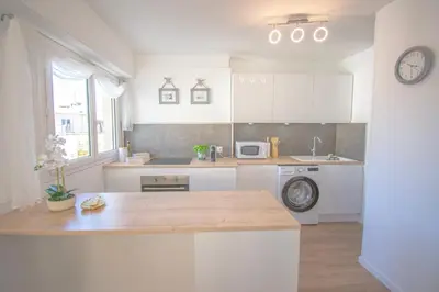 Cuisine ou kitchenette dans l'établissement Bright 1Bedroom Apartment, Steps to Juan les Pins Beach