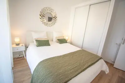 Un ou plusieurs lits dans un hébergement de l'établissement Bright 1Bedroom Apartment, Steps to Juan les Pins Beach