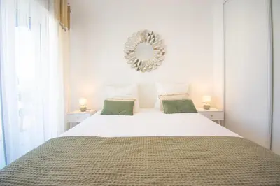 Un ou plusieurs lits dans un hébergement de l'établissement Bright 1Bedroom Apartment, Steps to Juan les Pins Beach