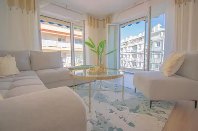 Coin salon dans l'établissement Bright 1Bedroom Apartment, Steps to Juan les Pins Beach