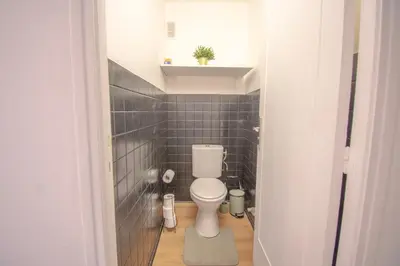 Salle de bains dans l'établissement Bright 1Bedroom Apartment, Steps to Juan les Pins Beach