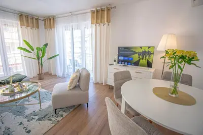 Télévision ou salle de divertissement dans l'établissement Bright 1Bedroom Apartment, Steps to Juan les Pins Beach