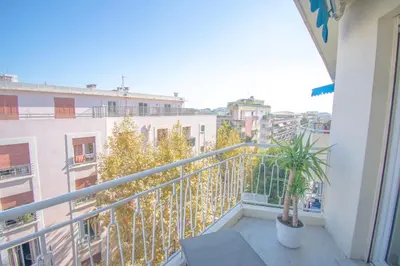 Balcon ou terrasse dans l'établissement Bright 1Bedroom Apartment, Steps to Juan les Pins Beach