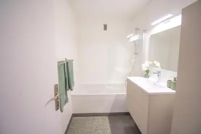 Salle de bains dans l'établissement Bright 1Bedroom Apartment, Steps to Juan les Pins Beach