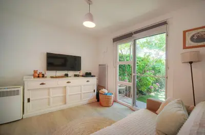 Télévision ou salle de divertissement dans l'établissement FRGK Villa Bohème Chic Private Pool UltraFast WiFi