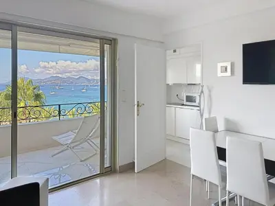Cuisine ou kitchenette dans l'établissement Bright one bedroom apartment on La Croisette
