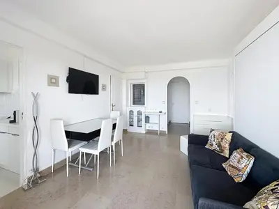 Télévision ou salle de divertissement dans l'établissement Bright one bedroom apartment on La Croisette