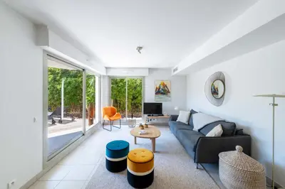 Coin salon dans l'établissement 1-Br Garden Apartment with Pool Peaceful Private Parking