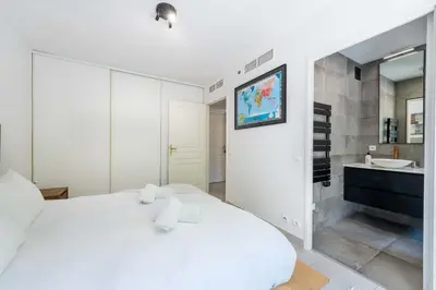 Un ou plusieurs lits dans un hébergement de l'établissement 1-Br Garden Apartment with Pool Peaceful Private Parking